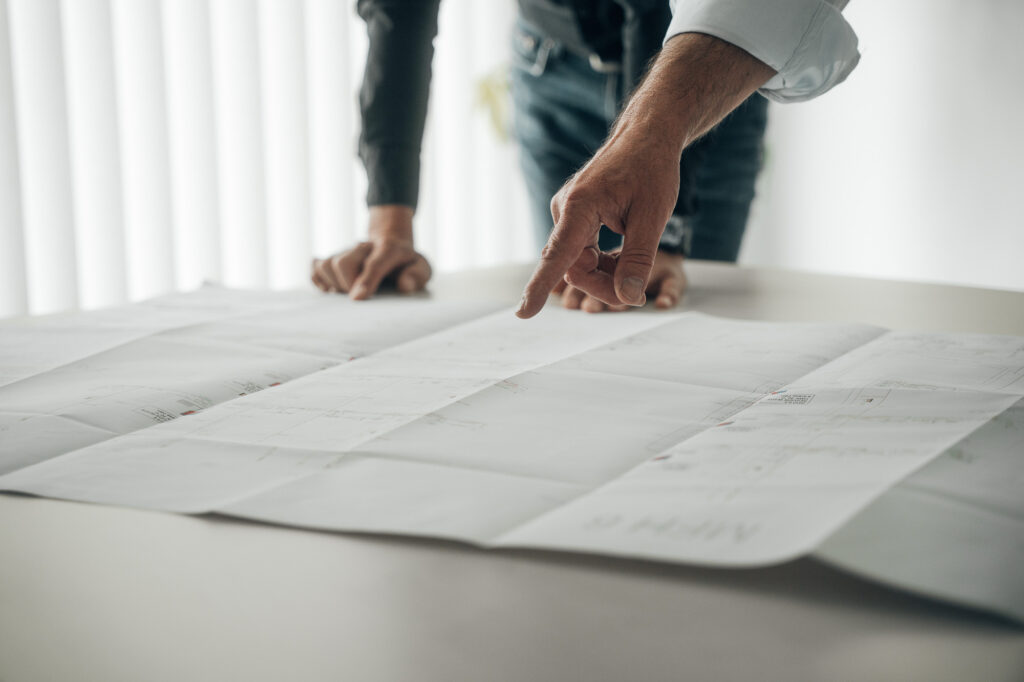 Mitarbeitende besprechen einen Bauplan